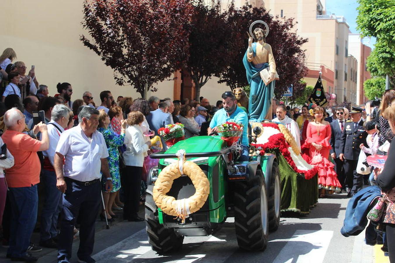 El Ejido se despertó ayer con un cielo raso, soleado, con una temperatura alta, que bien podía pasar por día veraniego, para saludar a San Marcos en su día grande, el día en que procesionó por las calles del municipio, en uno de los eventos que mayor número de asistentes registra a lo largo del año. 