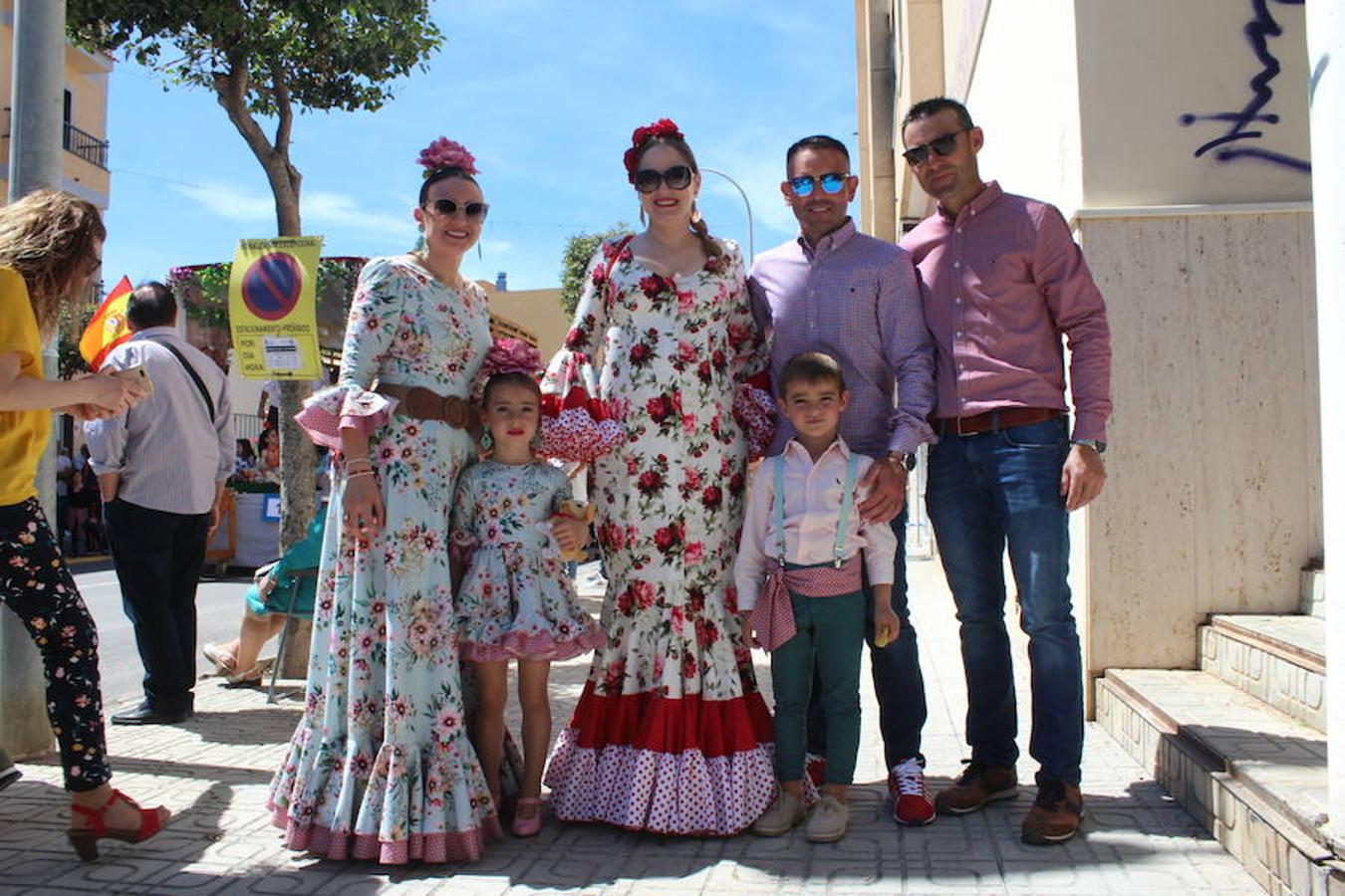 El Ejido se despertó ayer con un cielo raso, soleado, con una temperatura alta, que bien podía pasar por día veraniego, para saludar a San Marcos en su día grande, el día en que procesionó por las calles del municipio, en uno de los eventos que mayor número de asistentes registra a lo largo del año. 