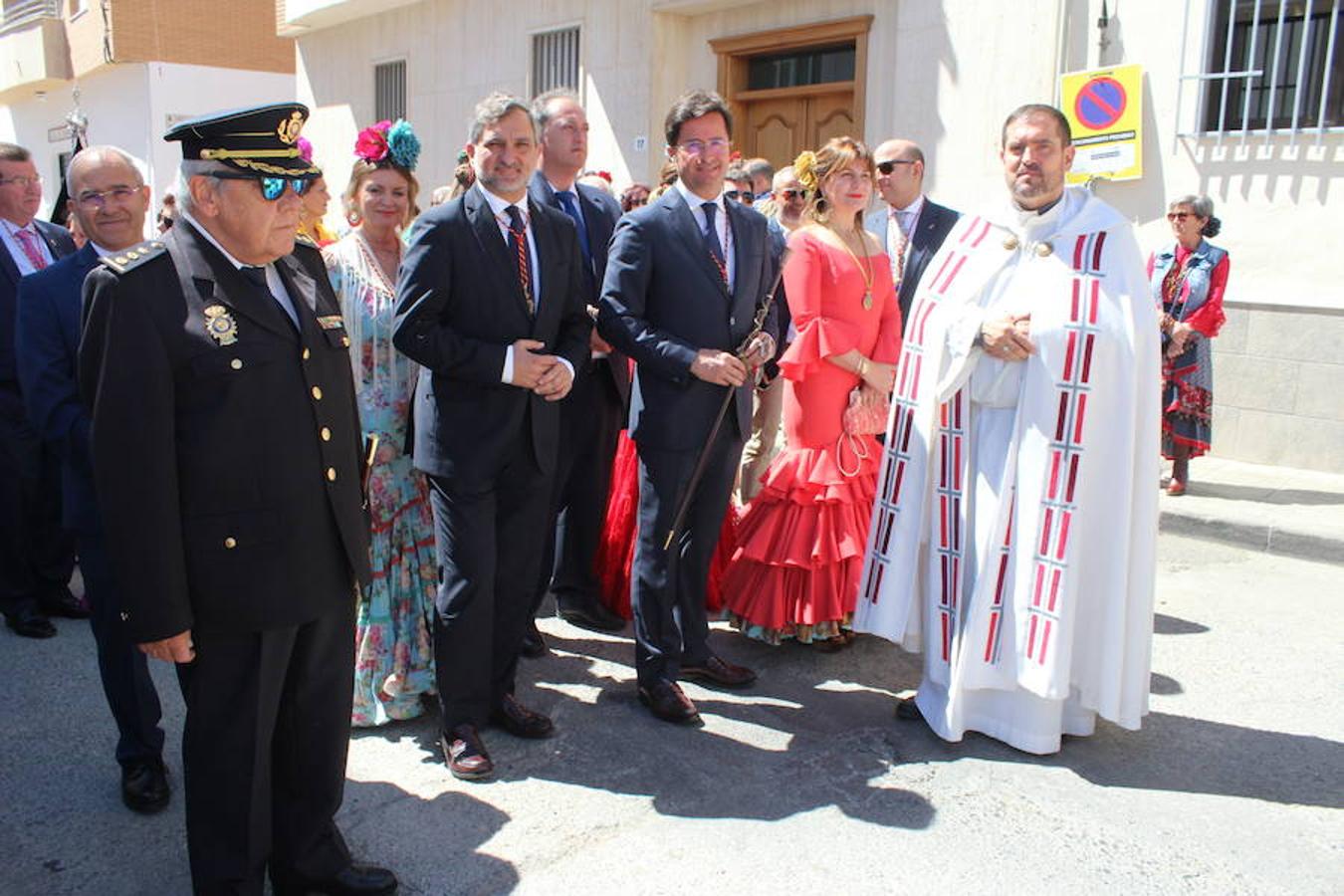 El Ejido se despertó ayer con un cielo raso, soleado, con una temperatura alta, que bien podía pasar por día veraniego, para saludar a San Marcos en su día grande, el día en que procesionó por las calles del municipio, en uno de los eventos que mayor número de asistentes registra a lo largo del año. 