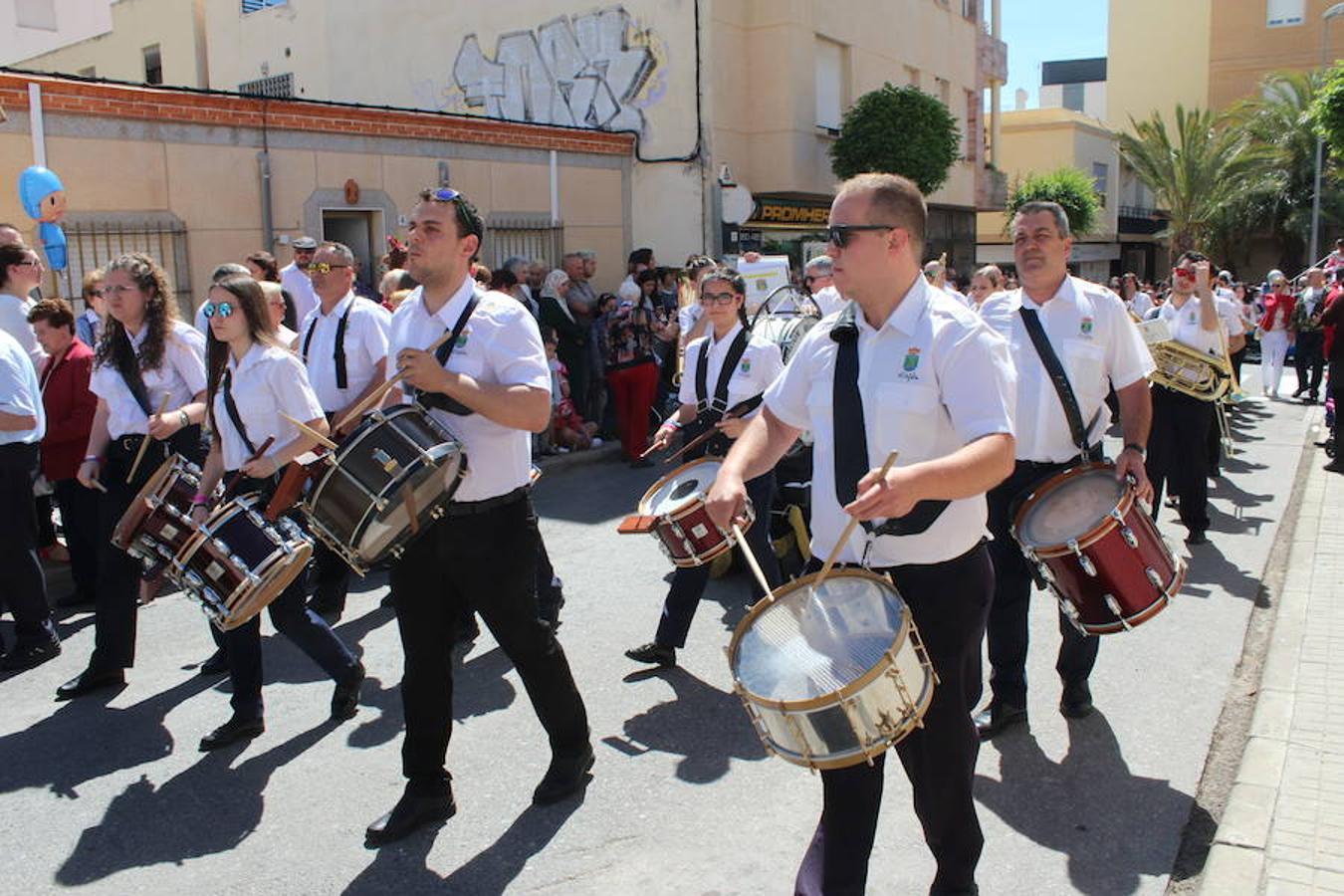 El Ejido se despertó ayer con un cielo raso, soleado, con una temperatura alta, que bien podía pasar por día veraniego, para saludar a San Marcos en su día grande, el día en que procesionó por las calles del municipio, en uno de los eventos que mayor número de asistentes registra a lo largo del año. 