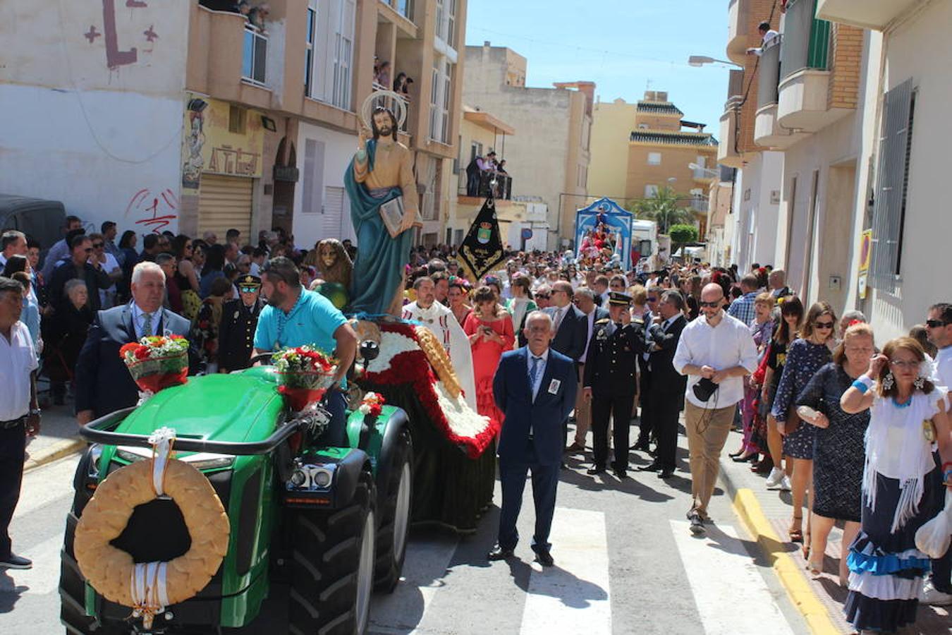 El Ejido se despertó ayer con un cielo raso, soleado, con una temperatura alta, que bien podía pasar por día veraniego, para saludar a San Marcos en su día grande, el día en que procesionó por las calles del municipio, en uno de los eventos que mayor número de asistentes registra a lo largo del año. 