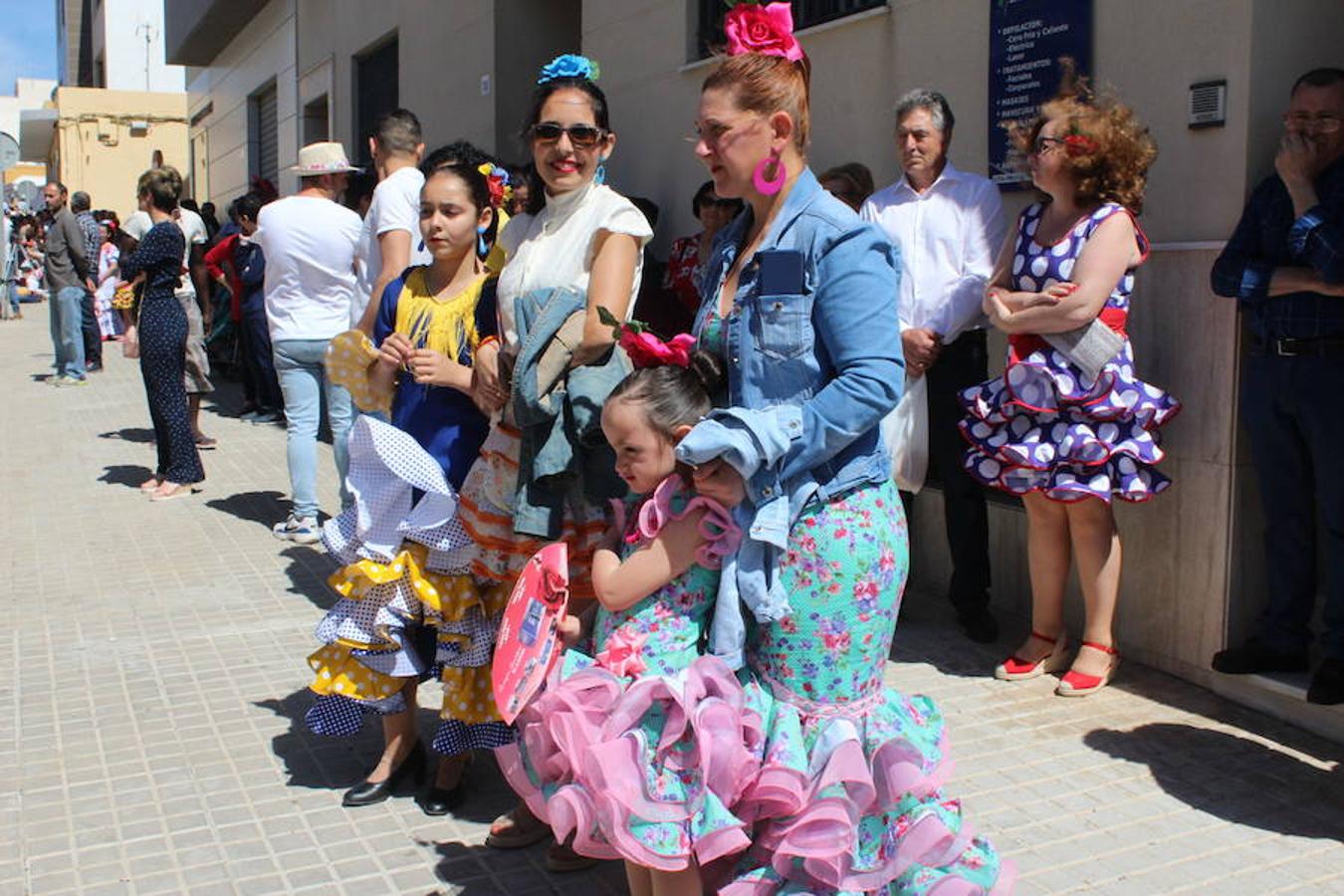 El Ejido se despertó ayer con un cielo raso, soleado, con una temperatura alta, que bien podía pasar por día veraniego, para saludar a San Marcos en su día grande, el día en que procesionó por las calles del municipio, en uno de los eventos que mayor número de asistentes registra a lo largo del año. 