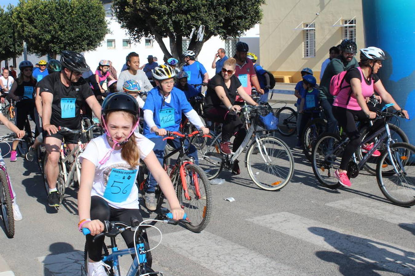 El núcleo de Las Norias arrancó el mes de mayo con una actividad deportiva y familiar que se ha convertido en un clásico y que reunió a más de 200 personas. El Día de la Bicicleta de Las Norias permitió ver en la mañana de ayer a muchos pequeños acompañados de amigos, padres e incluso abuelos.