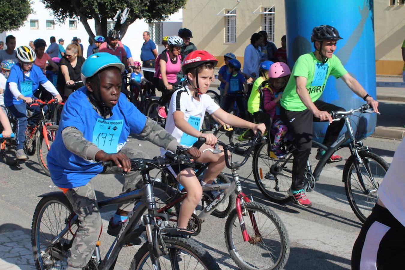 El núcleo de Las Norias arrancó el mes de mayo con una actividad deportiva y familiar que se ha convertido en un clásico y que reunió a más de 200 personas. El Día de la Bicicleta de Las Norias permitió ver en la mañana de ayer a muchos pequeños acompañados de amigos, padres e incluso abuelos.