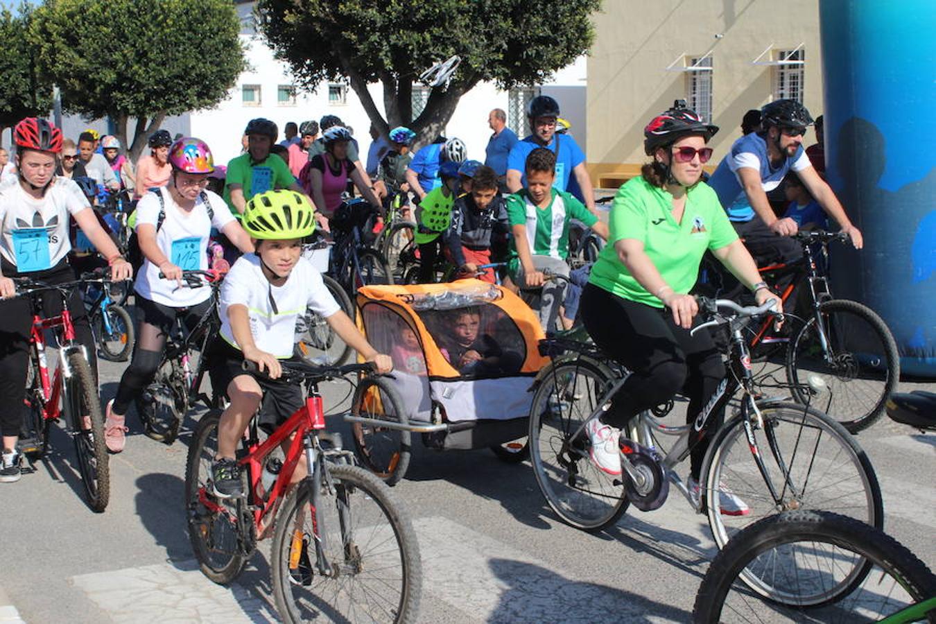 El núcleo de Las Norias arrancó el mes de mayo con una actividad deportiva y familiar que se ha convertido en un clásico y que reunió a más de 200 personas. El Día de la Bicicleta de Las Norias permitió ver en la mañana de ayer a muchos pequeños acompañados de amigos, padres e incluso abuelos.