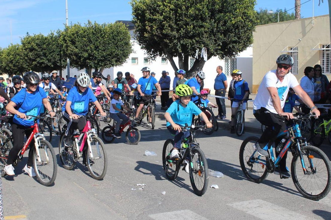 El núcleo de Las Norias arrancó el mes de mayo con una actividad deportiva y familiar que se ha convertido en un clásico y que reunió a más de 200 personas. El Día de la Bicicleta de Las Norias permitió ver en la mañana de ayer a muchos pequeños acompañados de amigos, padres e incluso abuelos.