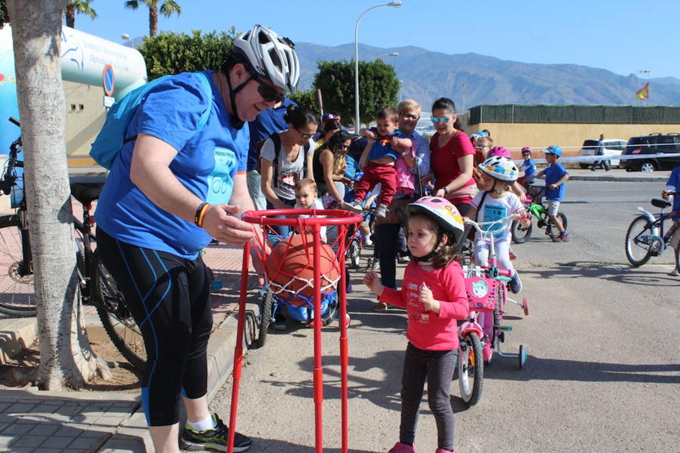 El núcleo de Las Norias arrancó el mes de mayo con una actividad deportiva y familiar que se ha convertido en un clásico y que reunió a más de 200 personas. El Día de la Bicicleta de Las Norias permitió ver en la mañana de ayer a muchos pequeños acompañados de amigos, padres e incluso abuelos.