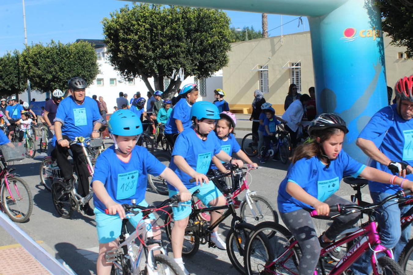 El núcleo de Las Norias arrancó el mes de mayo con una actividad deportiva y familiar que se ha convertido en un clásico y que reunió a más de 200 personas. El Día de la Bicicleta de Las Norias permitió ver en la mañana de ayer a muchos pequeños acompañados de amigos, padres e incluso abuelos.