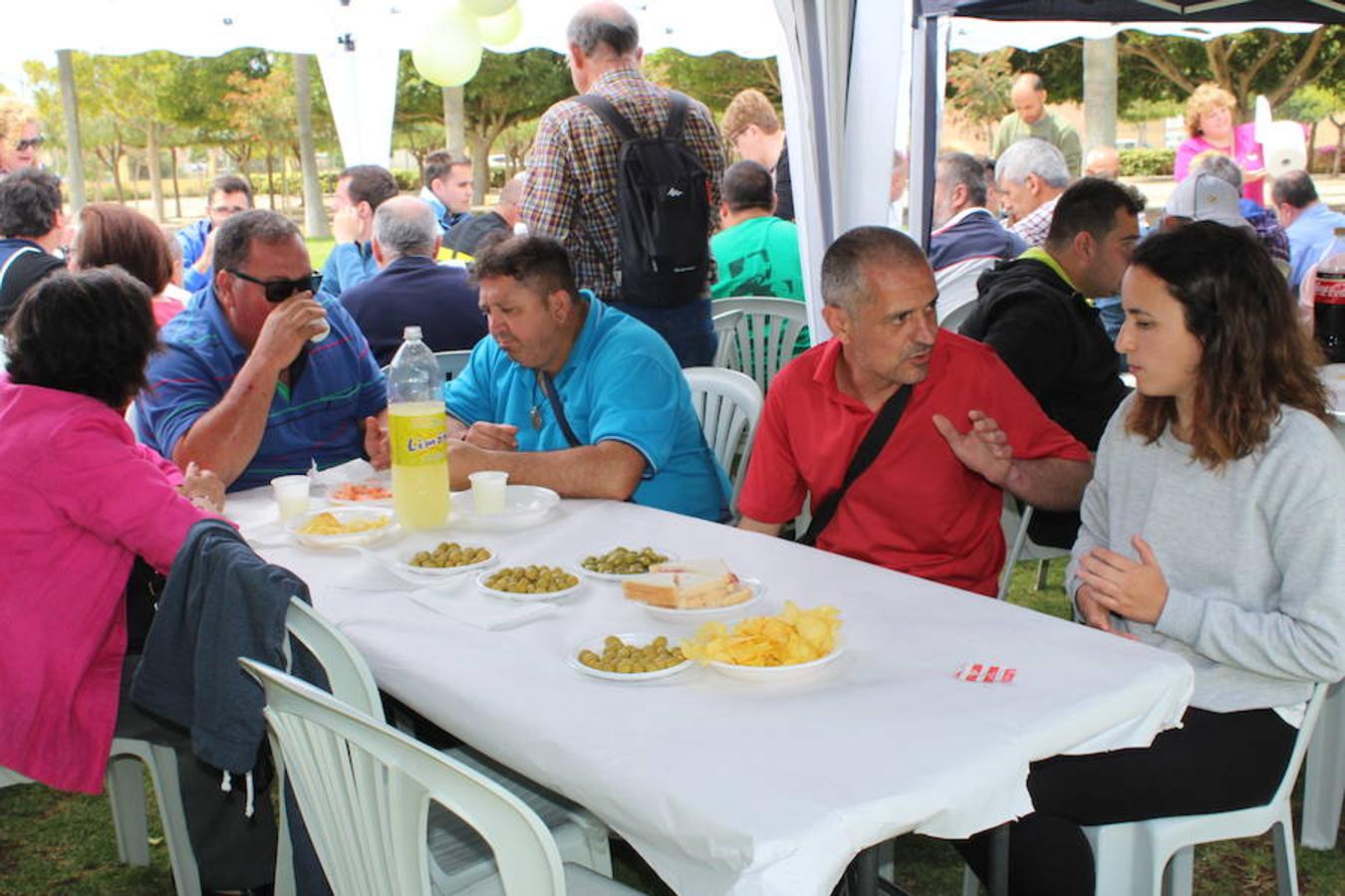 La asociación de familiares y personas con problemas de salud mental El Timón compartió el pasado viernes una jornada de convivencia y experiencias con la asociación de Familiares con Enfermos de Esquizofrenia de Málaga, Afenes. Una jornada que finalizó con una comida de convivencia en el parque municipal. 