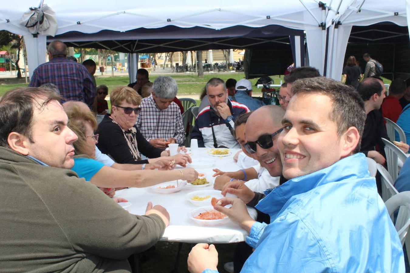 La asociación de familiares y personas con problemas de salud mental El Timón compartió el pasado viernes una jornada de convivencia y experiencias con la asociación de Familiares con Enfermos de Esquizofrenia de Málaga, Afenes. Una jornada que finalizó con una comida de convivencia en el parque municipal. 