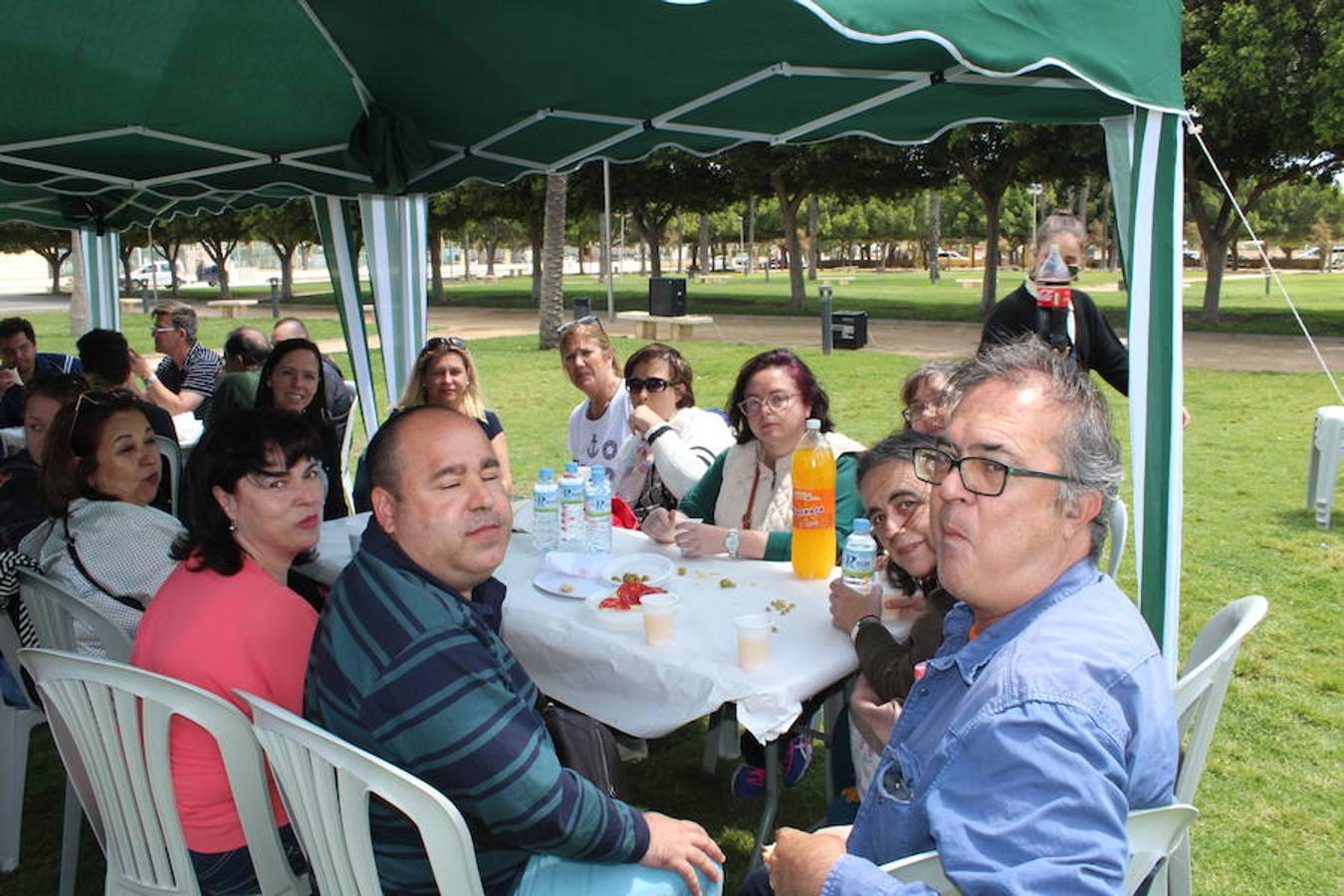 La asociación de familiares y personas con problemas de salud mental El Timón compartió el pasado viernes una jornada de convivencia y experiencias con la asociación de Familiares con Enfermos de Esquizofrenia de Málaga, Afenes. Una jornada que finalizó con una comida de convivencia en el parque municipal. 