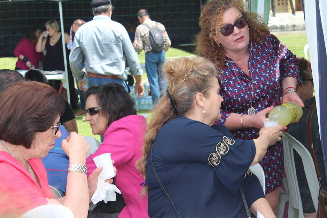 La asociación de familiares y personas con problemas de salud mental El Timón compartió el pasado viernes una jornada de convivencia y experiencias con la asociación de Familiares con Enfermos de Esquizofrenia de Málaga, Afenes. Una jornada que finalizó con una comida de convivencia en el parque municipal. 