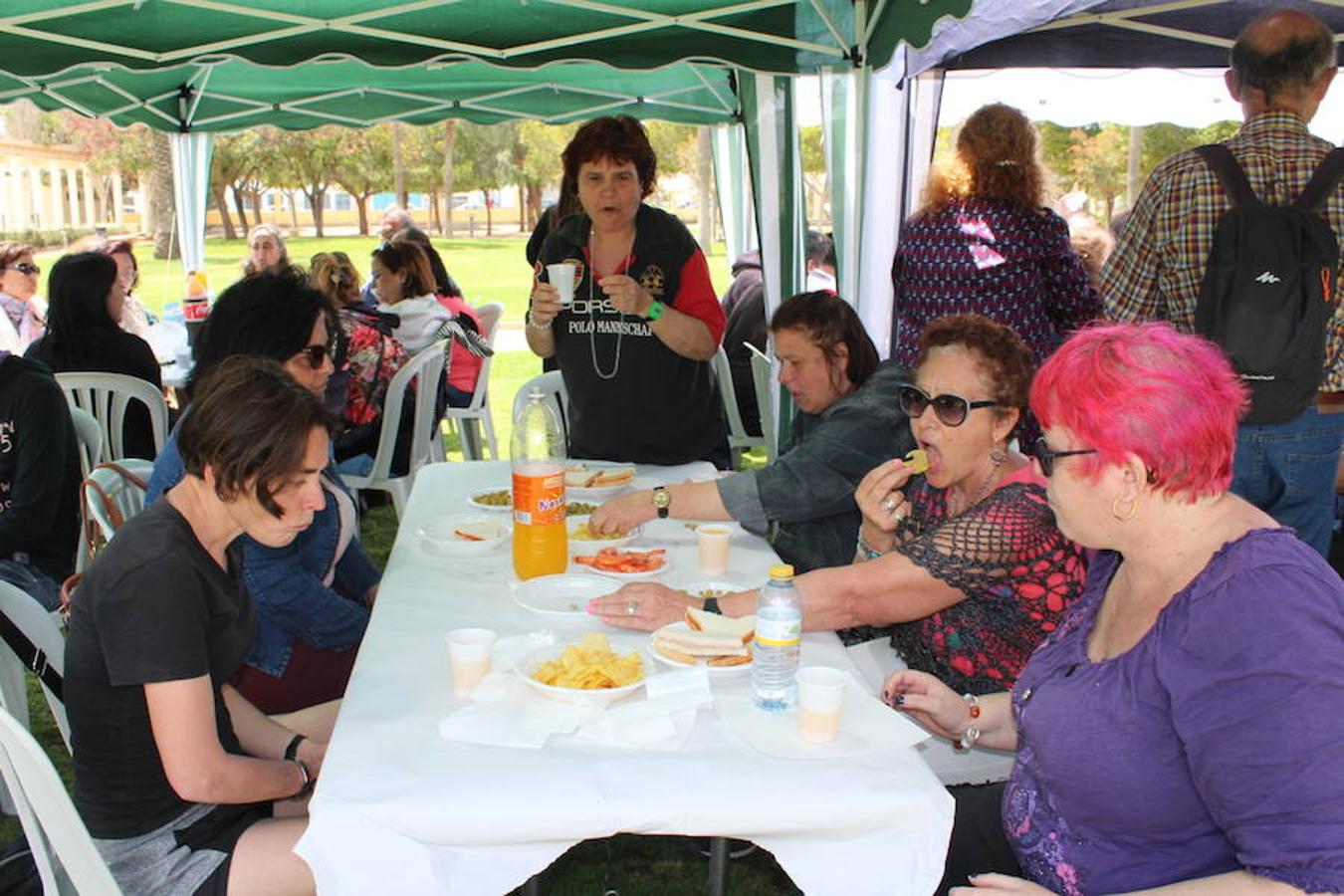 La asociación de familiares y personas con problemas de salud mental El Timón compartió el pasado viernes una jornada de convivencia y experiencias con la asociación de Familiares con Enfermos de Esquizofrenia de Málaga, Afenes. Una jornada que finalizó con una comida de convivencia en el parque municipal. 