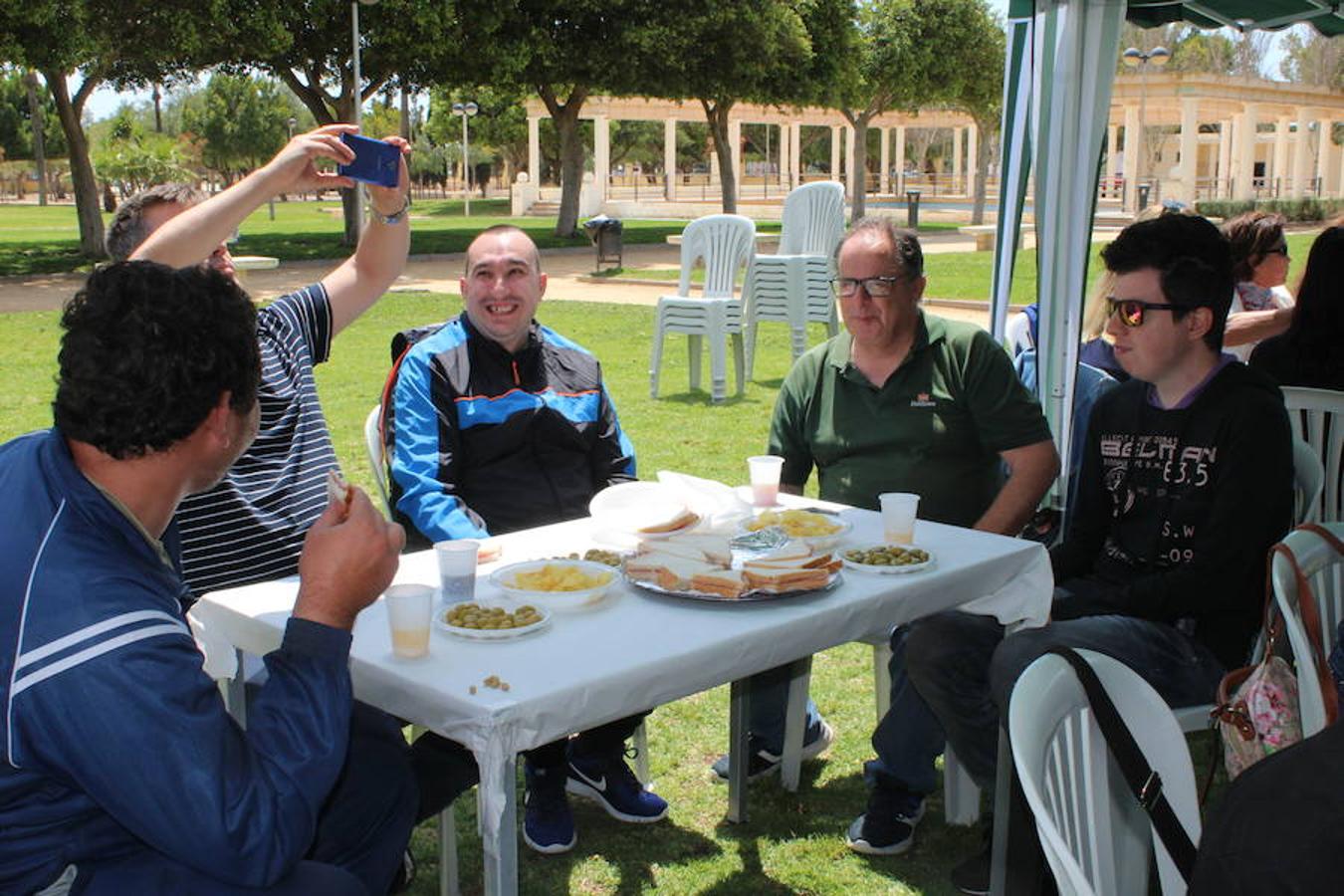 La asociación de familiares y personas con problemas de salud mental El Timón compartió el pasado viernes una jornada de convivencia y experiencias con la asociación de Familiares con Enfermos de Esquizofrenia de Málaga, Afenes. Una jornada que finalizó con una comida de convivencia en el parque municipal. 