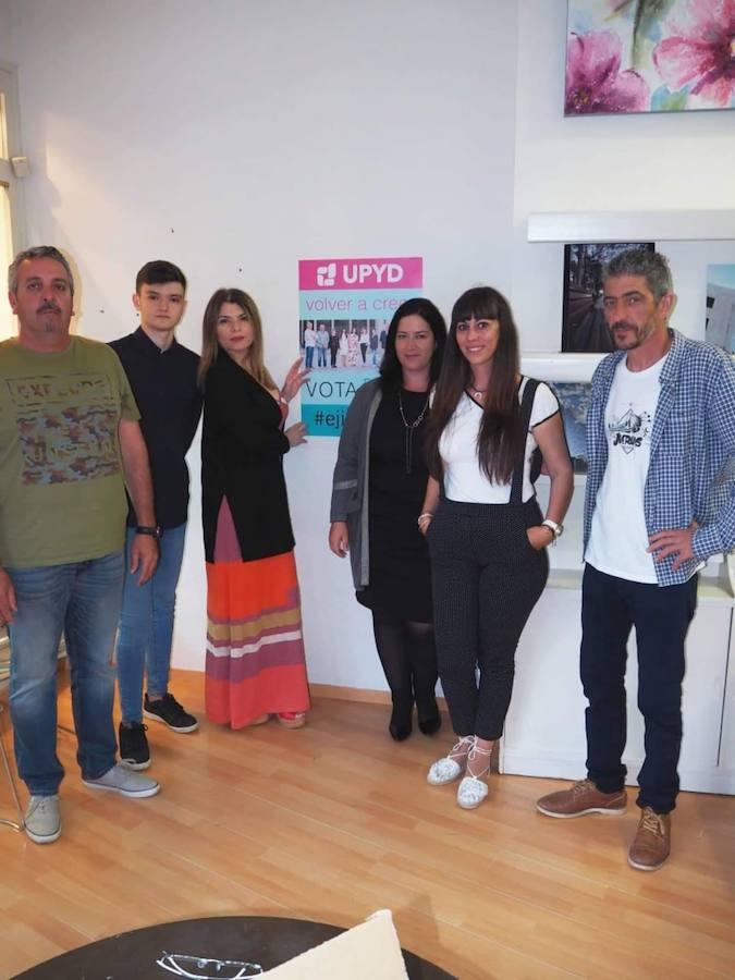 La campaña electoral a las municipales arrancó a las doce de la noche. Por delante quince días para que los partidos que quieren gobernar El Ejido convenzan a los votantes de cara al 26 de mayo. Una campaña que como es tradición arrancó con la pegada de carteles. 