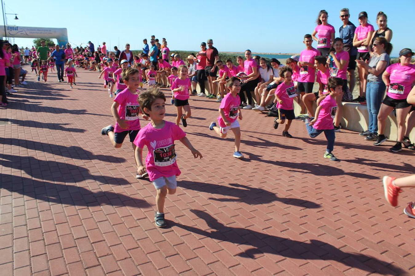 Más de 800 personas entre niños y adultos se dieron cita en la VI edición de la Carrera de la Mujer que este año tuvo por lema 'Yo quiero correr libre, yo quiero correr contigo, no de ti', y que se enmarcó en el I Plan Municipal para la Igualdad y en el Pacto de Estado contra la Violencia de Género. Un evento que se desarrolló en el paseo marítimo de Poniente de Almerimar en la mañana de ayer.