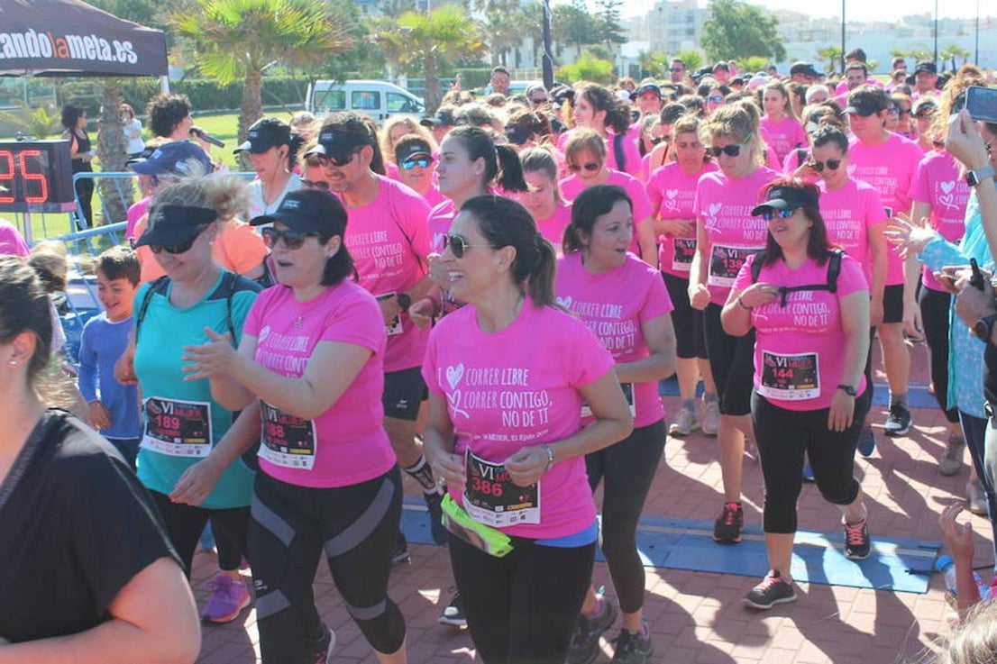 Más de 800 personas entre niños y adultos se dieron cita en la VI edición de la Carrera de la Mujer que este año tuvo por lema 'Yo quiero correr libre, yo quiero correr contigo, no de ti', y que se enmarcó en el I Plan Municipal para la Igualdad y en el Pacto de Estado contra la Violencia de Género. Un evento que se desarrolló en el paseo marítimo de Poniente de Almerimar en la mañana de ayer.