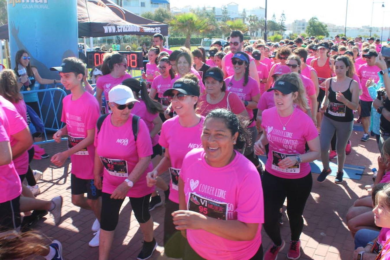 Más de 800 personas entre niños y adultos se dieron cita en la VI edición de la Carrera de la Mujer que este año tuvo por lema 'Yo quiero correr libre, yo quiero correr contigo, no de ti', y que se enmarcó en el I Plan Municipal para la Igualdad y en el Pacto de Estado contra la Violencia de Género. Un evento que se desarrolló en el paseo marítimo de Poniente de Almerimar en la mañana de ayer.