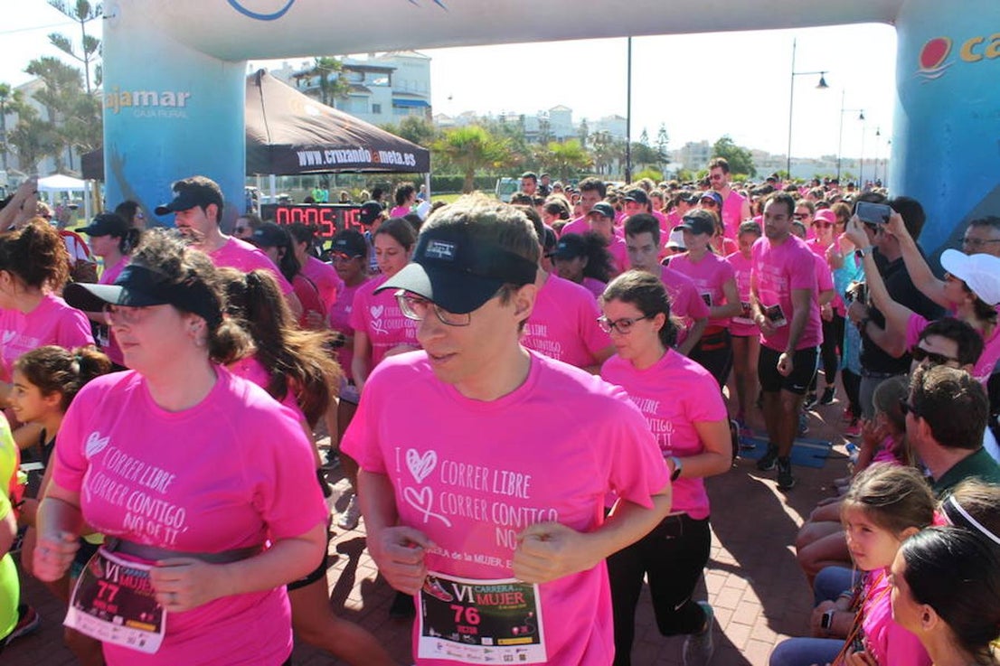 Más de 800 personas entre niños y adultos se dieron cita en la VI edición de la Carrera de la Mujer que este año tuvo por lema 'Yo quiero correr libre, yo quiero correr contigo, no de ti', y que se enmarcó en el I Plan Municipal para la Igualdad y en el Pacto de Estado contra la Violencia de Género. Un evento que se desarrolló en el paseo marítimo de Poniente de Almerimar en la mañana de ayer.