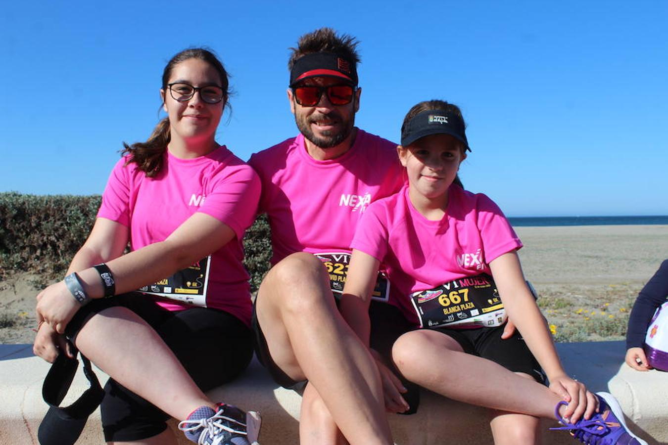 Más de 800 personas entre niños y adultos se dieron cita en la VI edición de la Carrera de la Mujer que este año tuvo por lema 'Yo quiero correr libre, yo quiero correr contigo, no de ti', y que se enmarcó en el I Plan Municipal para la Igualdad y en el Pacto de Estado contra la Violencia de Género. Un evento que se desarrolló en el paseo marítimo de Poniente de Almerimar en la mañana de ayer.