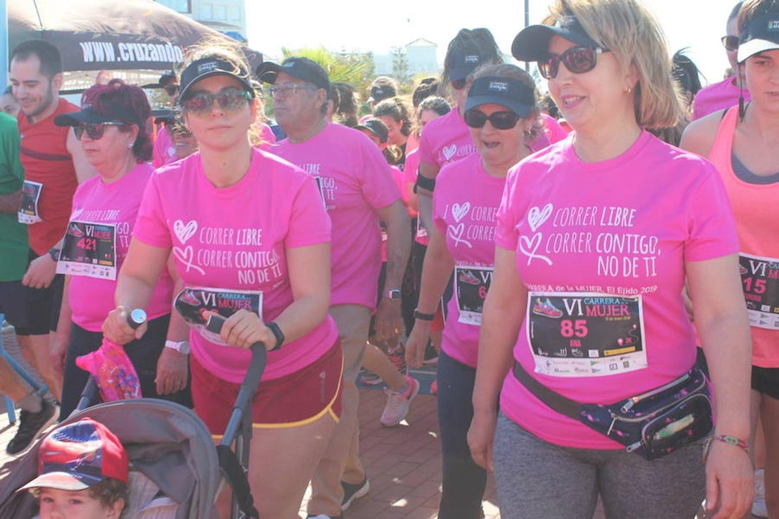 Más de 800 personas entre niños y adultos se dieron cita en la VI edición de la Carrera de la Mujer que este año tuvo por lema 'Yo quiero correr libre, yo quiero correr contigo, no de ti', y que se enmarcó en el I Plan Municipal para la Igualdad y en el Pacto de Estado contra la Violencia de Género. Un evento que se desarrolló en el paseo marítimo de Poniente de Almerimar en la mañana de ayer.
