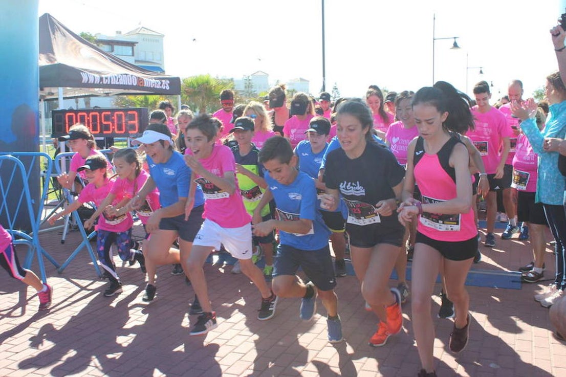 Más de 800 personas entre niños y adultos se dieron cita en la VI edición de la Carrera de la Mujer que este año tuvo por lema 'Yo quiero correr libre, yo quiero correr contigo, no de ti', y que se enmarcó en el I Plan Municipal para la Igualdad y en el Pacto de Estado contra la Violencia de Género. Un evento que se desarrolló en el paseo marítimo de Poniente de Almerimar en la mañana de ayer.