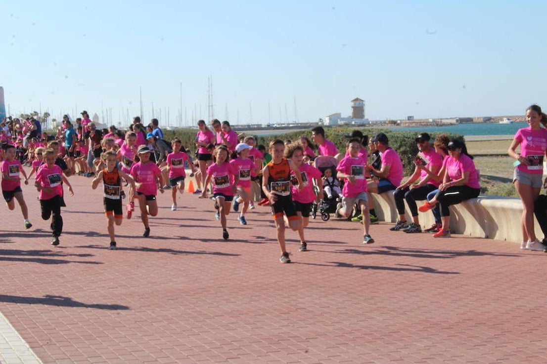 Más de 800 personas entre niños y adultos se dieron cita en la VI edición de la Carrera de la Mujer que este año tuvo por lema 'Yo quiero correr libre, yo quiero correr contigo, no de ti', y que se enmarcó en el I Plan Municipal para la Igualdad y en el Pacto de Estado contra la Violencia de Género. Un evento que se desarrolló en el paseo marítimo de Poniente de Almerimar en la mañana de ayer.
