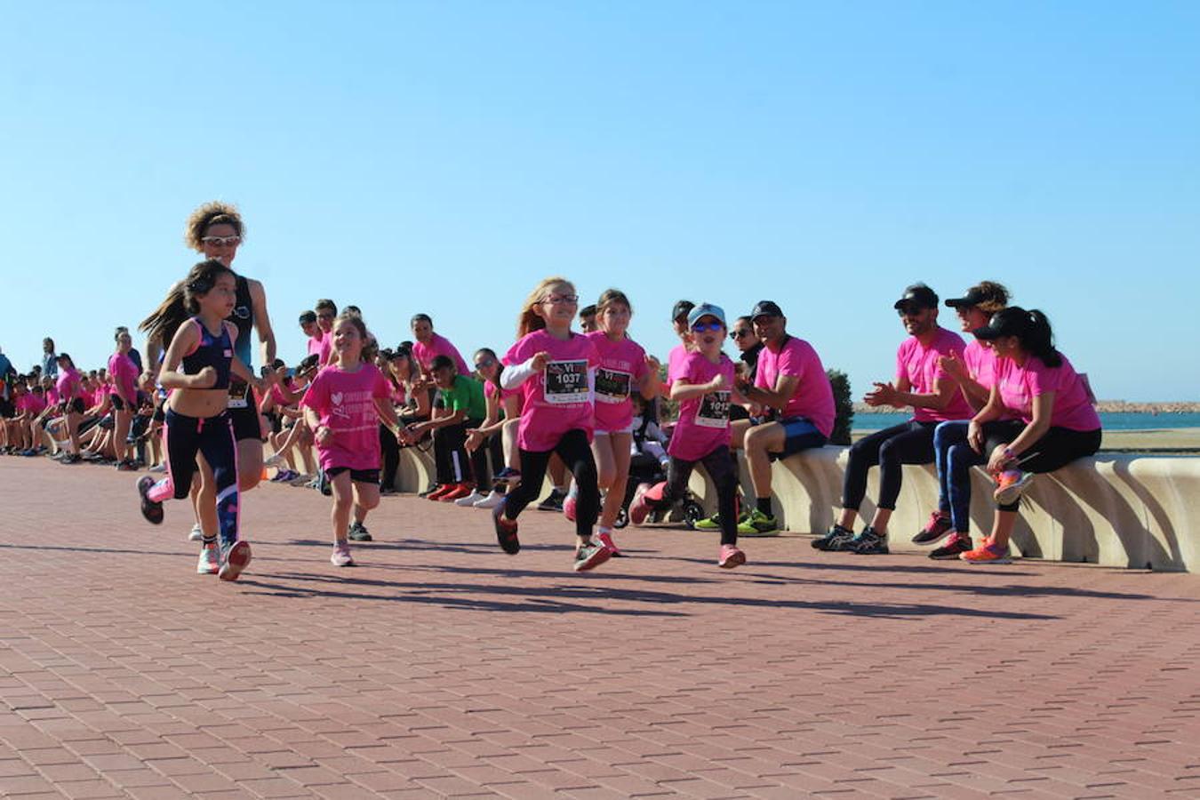 Más de 800 personas entre niños y adultos se dieron cita en la VI edición de la Carrera de la Mujer que este año tuvo por lema 'Yo quiero correr libre, yo quiero correr contigo, no de ti', y que se enmarcó en el I Plan Municipal para la Igualdad y en el Pacto de Estado contra la Violencia de Género. Un evento que se desarrolló en el paseo marítimo de Poniente de Almerimar en la mañana de ayer.