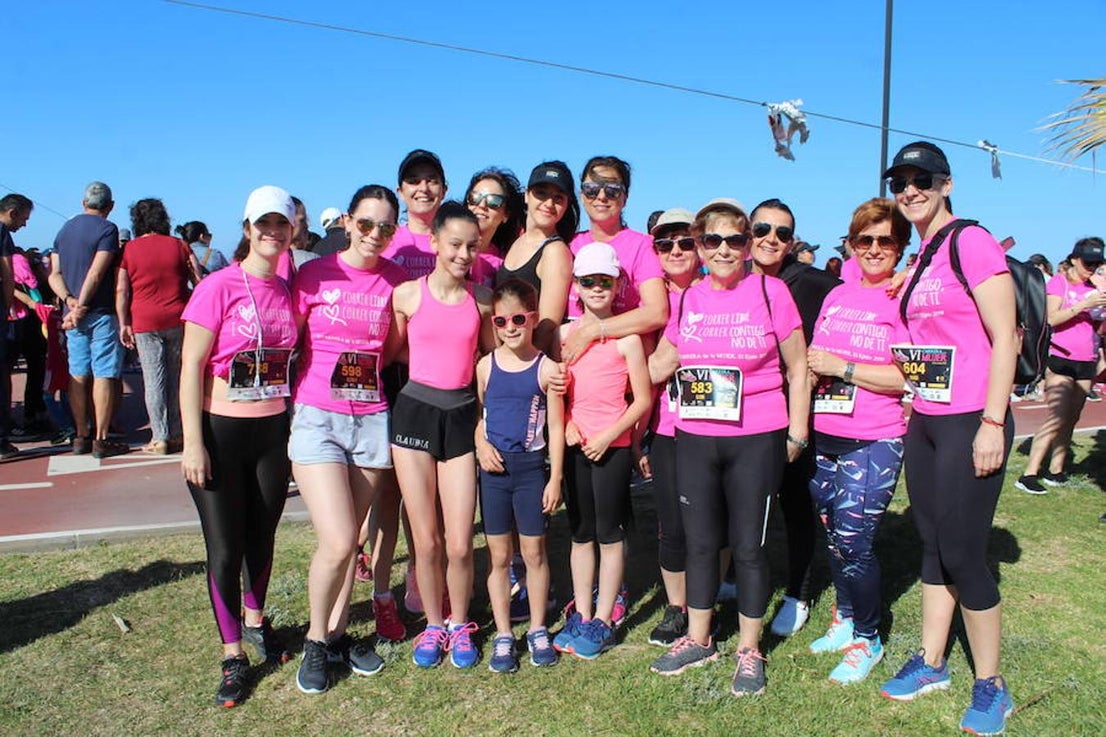 Más de 800 personas entre niños y adultos se dieron cita en la VI edición de la Carrera de la Mujer que este año tuvo por lema 'Yo quiero correr libre, yo quiero correr contigo, no de ti', y que se enmarcó en el I Plan Municipal para la Igualdad y en el Pacto de Estado contra la Violencia de Género. Un evento que se desarrolló en el paseo marítimo de Poniente de Almerimar en la mañana de ayer.