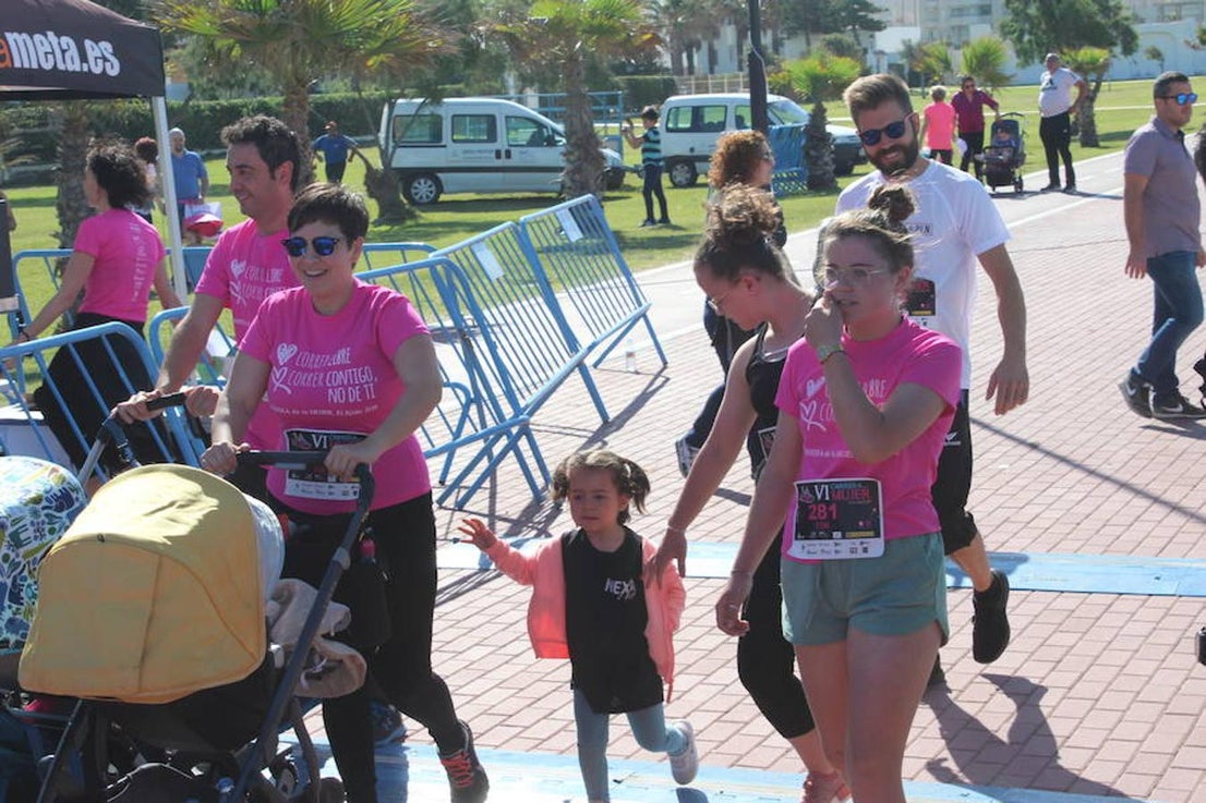 Más de 800 personas entre niños y adultos se dieron cita en la VI edición de la Carrera de la Mujer que este año tuvo por lema 'Yo quiero correr libre, yo quiero correr contigo, no de ti', y que se enmarcó en el I Plan Municipal para la Igualdad y en el Pacto de Estado contra la Violencia de Género. Un evento que se desarrolló en el paseo marítimo de Poniente de Almerimar en la mañana de ayer.