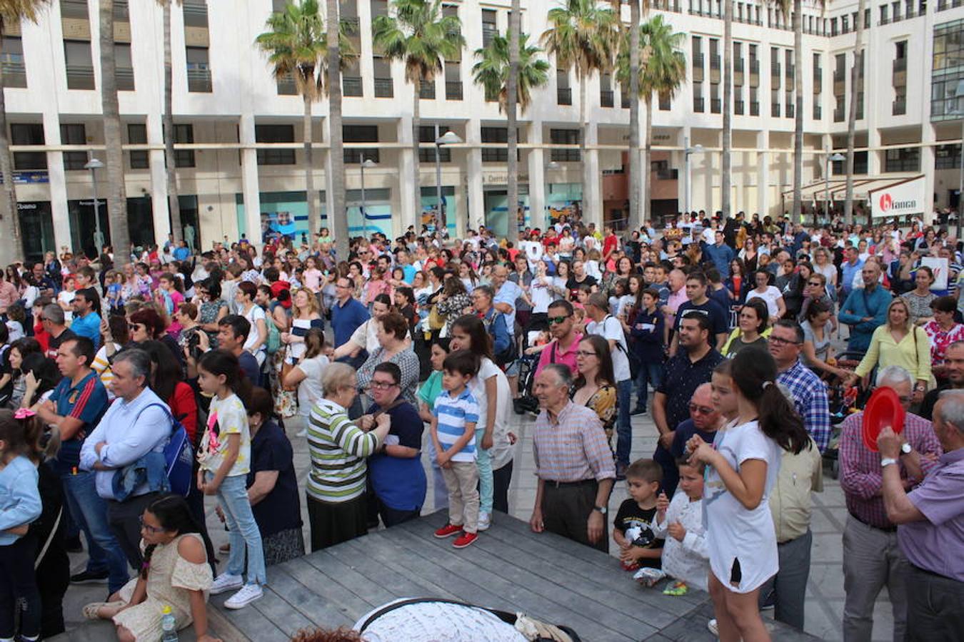 Festival de Teatro y Muestra de Teatro han estado este año más unidas que nunca. Así fue durante la presentación de la 30 Muestra de Teatro y así fue en la tarde de ayer en la inauguración del 42 Festival de Teatro, donde se llevó a cabo un homenaje a ese aniversario con un recorrido por su historia con la participación activa en él de las más de 400 personas que este año han participado en la Muestra.