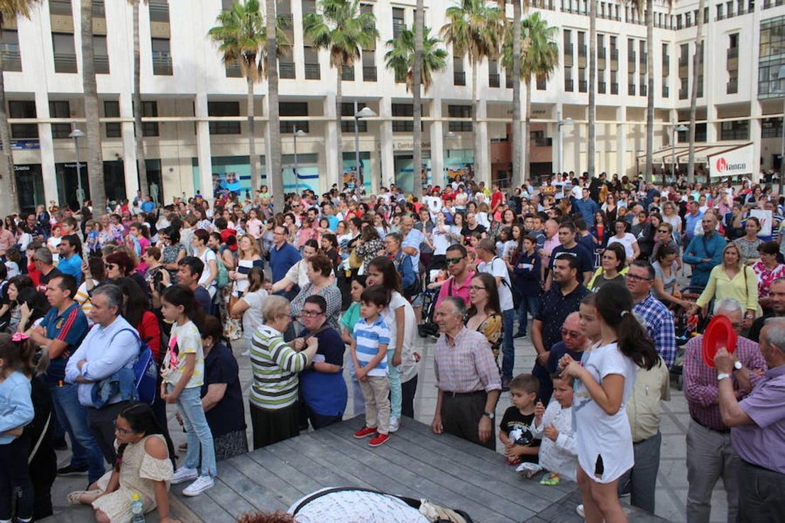 Festival de Teatro y Muestra de Teatro han estado este año más unidas que nunca. Así fue durante la presentación de la 30 Muestra de Teatro y así fue en la tarde de ayer en la inauguración del 42 Festival de Teatro, donde se llevó a cabo un homenaje a ese aniversario con un recorrido por su historia con la participación activa en él de las más de 400 personas que este año han participado en la Muestra.