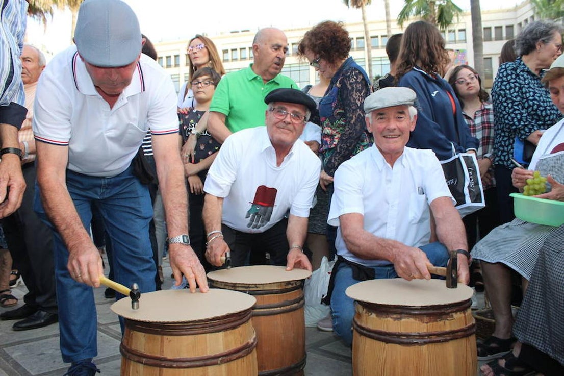 Festival de Teatro y Muestra de Teatro han estado este año más unidas que nunca. Así fue durante la presentación de la 30 Muestra de Teatro y así fue en la tarde de ayer en la inauguración del 42 Festival de Teatro, donde se llevó a cabo un homenaje a ese aniversario con un recorrido por su historia con la participación activa en él de las más de 400 personas que este año han participado en la Muestra.