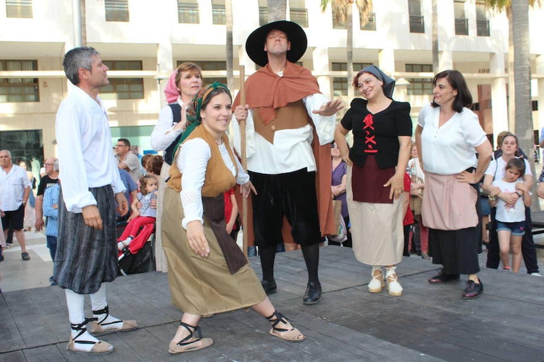 Festival de Teatro y Muestra de Teatro han estado este año más unidas que nunca. Así fue durante la presentación de la 30 Muestra de Teatro y así fue en la tarde de ayer en la inauguración del 42 Festival de Teatro, donde se llevó a cabo un homenaje a ese aniversario con un recorrido por su historia con la participación activa en él de las más de 400 personas que este año han participado en la Muestra.