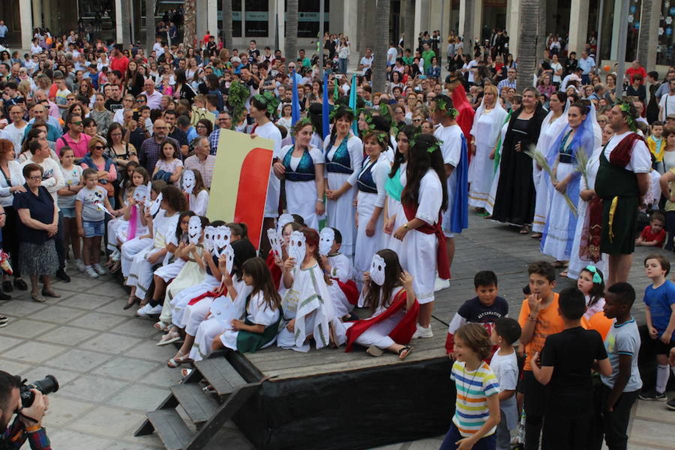 Festival de Teatro y Muestra de Teatro han estado este año más unidas que nunca. Así fue durante la presentación de la 30 Muestra de Teatro y así fue en la tarde de ayer en la inauguración del 42 Festival de Teatro, donde se llevó a cabo un homenaje a ese aniversario con un recorrido por su historia con la participación activa en él de las más de 400 personas que este año han participado en la Muestra.