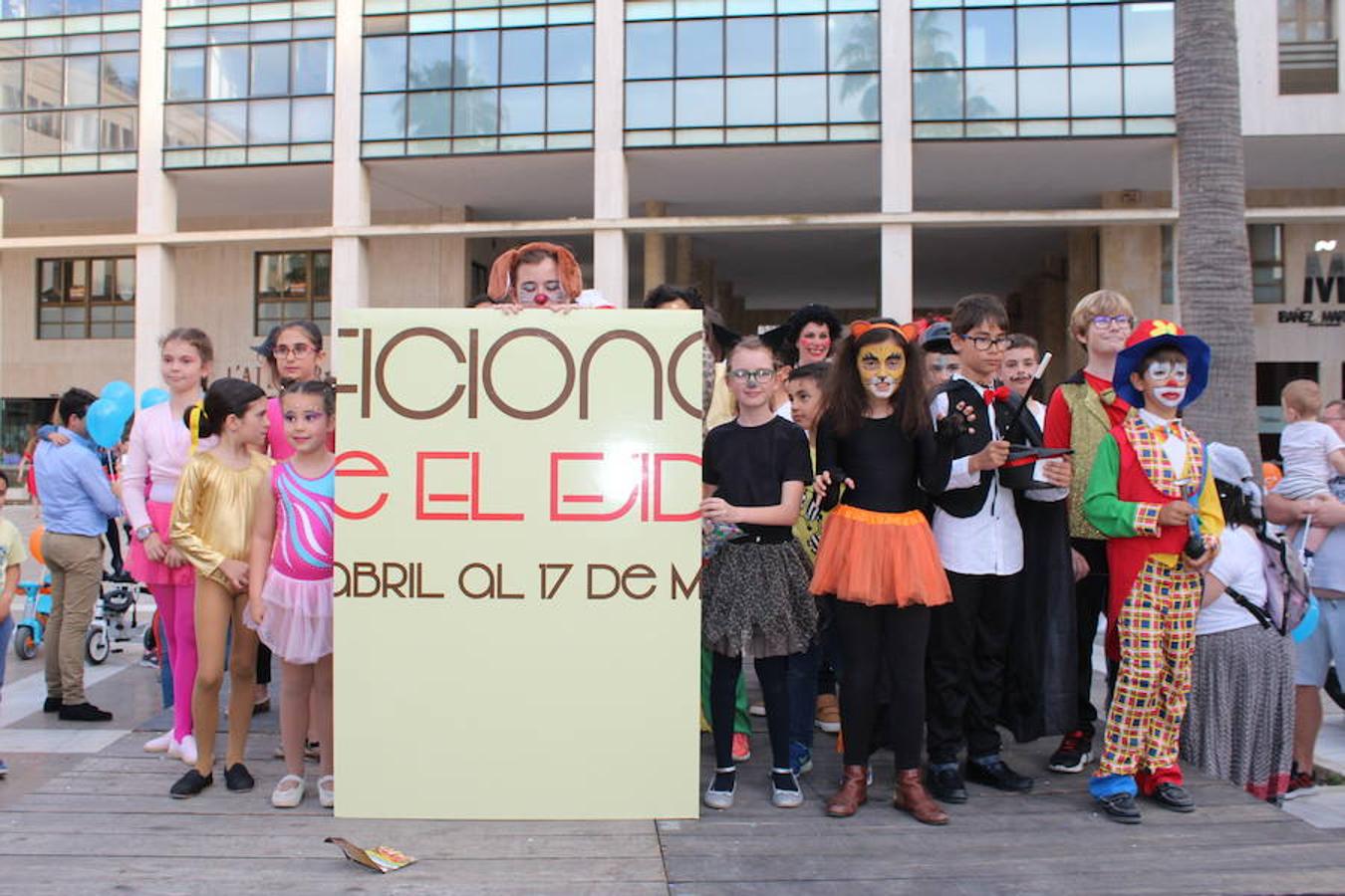 Festival de Teatro y Muestra de Teatro han estado este año más unidas que nunca. Así fue durante la presentación de la 30 Muestra de Teatro y así fue en la tarde de ayer en la inauguración del 42 Festival de Teatro, donde se llevó a cabo un homenaje a ese aniversario con un recorrido por su historia con la participación activa en él de las más de 400 personas que este año han participado en la Muestra.