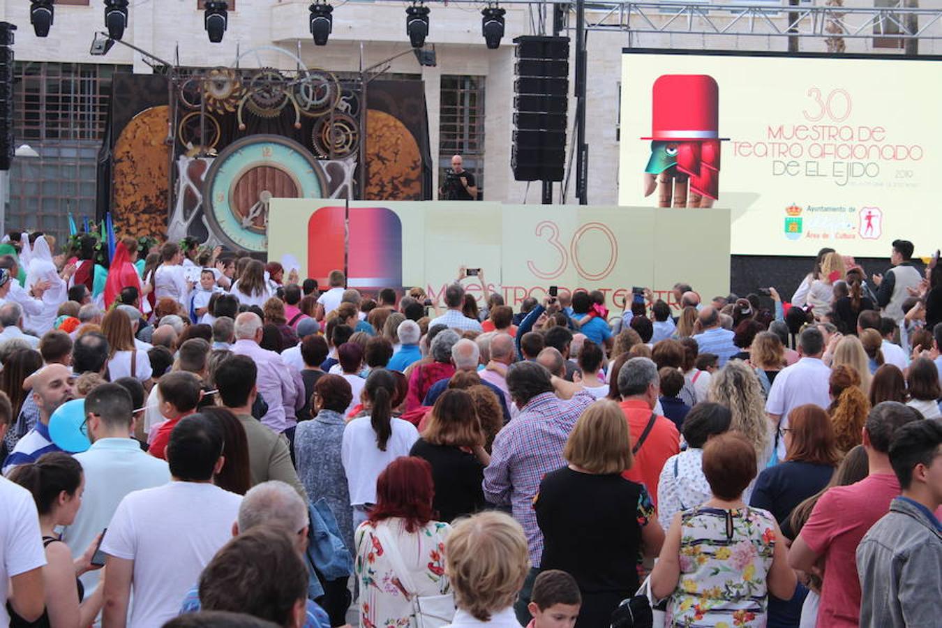 Festival de Teatro y Muestra de Teatro han estado este año más unidas que nunca. Así fue durante la presentación de la 30 Muestra de Teatro y así fue en la tarde de ayer en la inauguración del 42 Festival de Teatro, donde se llevó a cabo un homenaje a ese aniversario con un recorrido por su historia con la participación activa en él de las más de 400 personas que este año han participado en la Muestra.