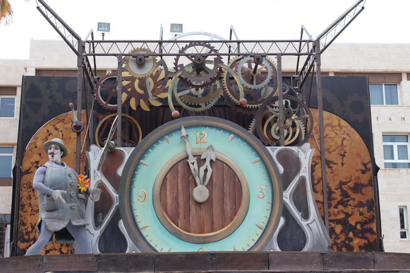 Festival de Teatro y Muestra de Teatro han estado este año más unidas que nunca. Así fue durante la presentación de la 30 Muestra de Teatro y así fue en la tarde de ayer en la inauguración del 42 Festival de Teatro, donde se llevó a cabo un homenaje a ese aniversario con un recorrido por su historia con la participación activa en él de las más de 400 personas que este año han participado en la Muestra.