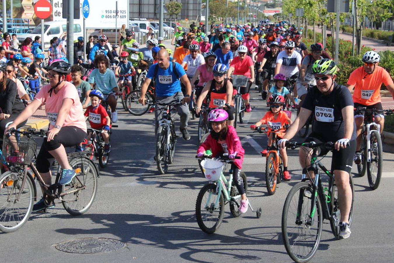 Cerca de un millar de personas participaron en la tarde de ayer en el Día de la Bicicleta del núcleo de El Ejido. Un evento que volvió a subir sobre las dos ruedas a abuelos, padres y nietos para disfrutar de una jornada de ocio y deporte en familia.