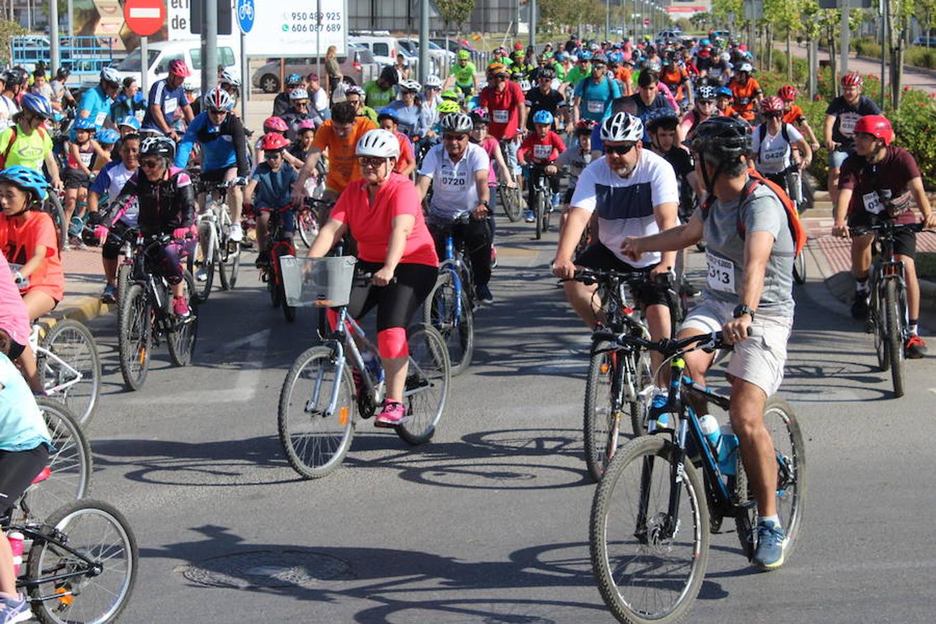 Cerca de un millar de personas participaron en la tarde de ayer en el Día de la Bicicleta del núcleo de El Ejido. Un evento que volvió a subir sobre las dos ruedas a abuelos, padres y nietos para disfrutar de una jornada de ocio y deporte en familia.