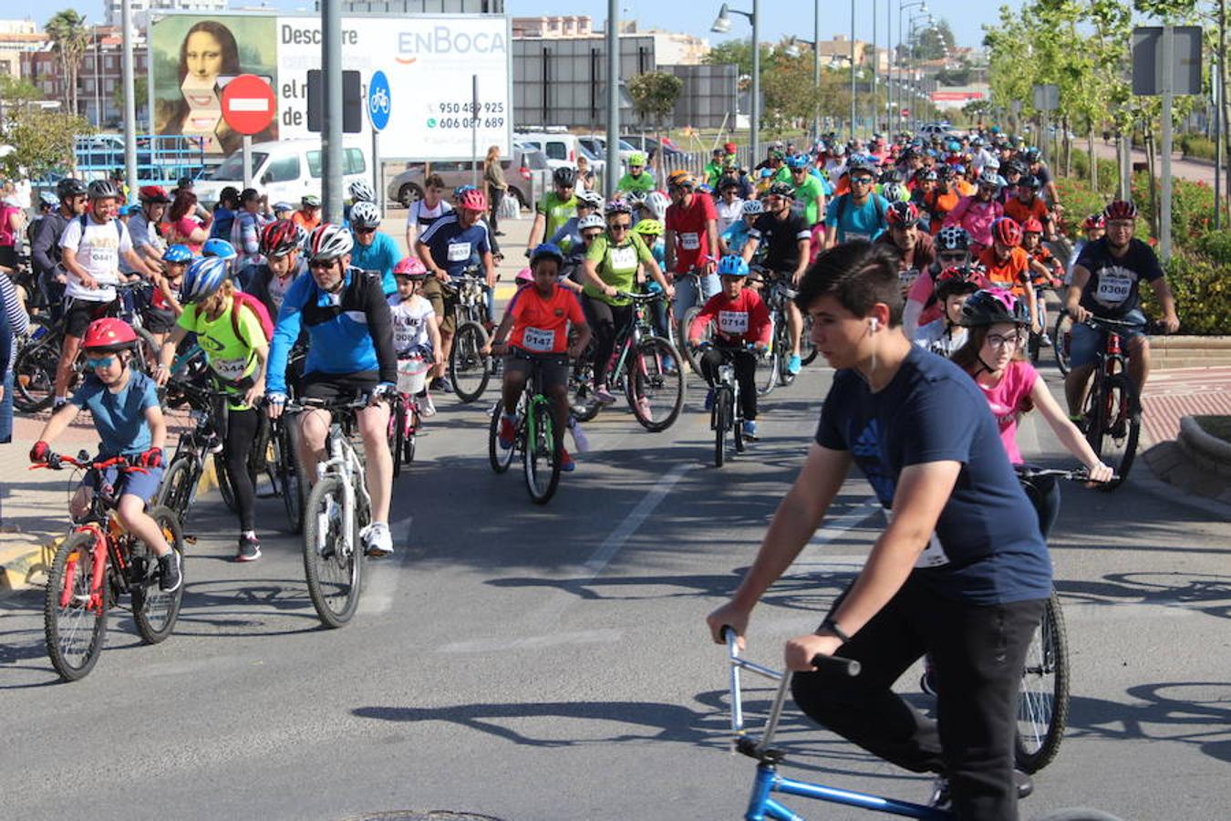 Cerca de un millar de personas participaron en la tarde de ayer en el Día de la Bicicleta del núcleo de El Ejido. Un evento que volvió a subir sobre las dos ruedas a abuelos, padres y nietos para disfrutar de una jornada de ocio y deporte en familia.