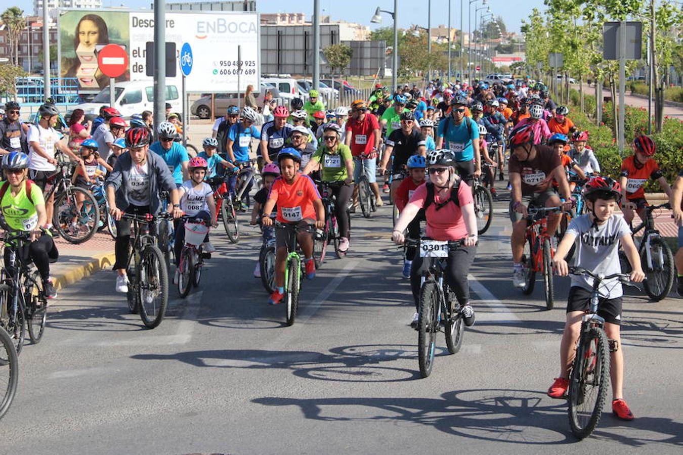 Cerca de un millar de personas participaron en la tarde de ayer en el Día de la Bicicleta del núcleo de El Ejido. Un evento que volvió a subir sobre las dos ruedas a abuelos, padres y nietos para disfrutar de una jornada de ocio y deporte en familia.