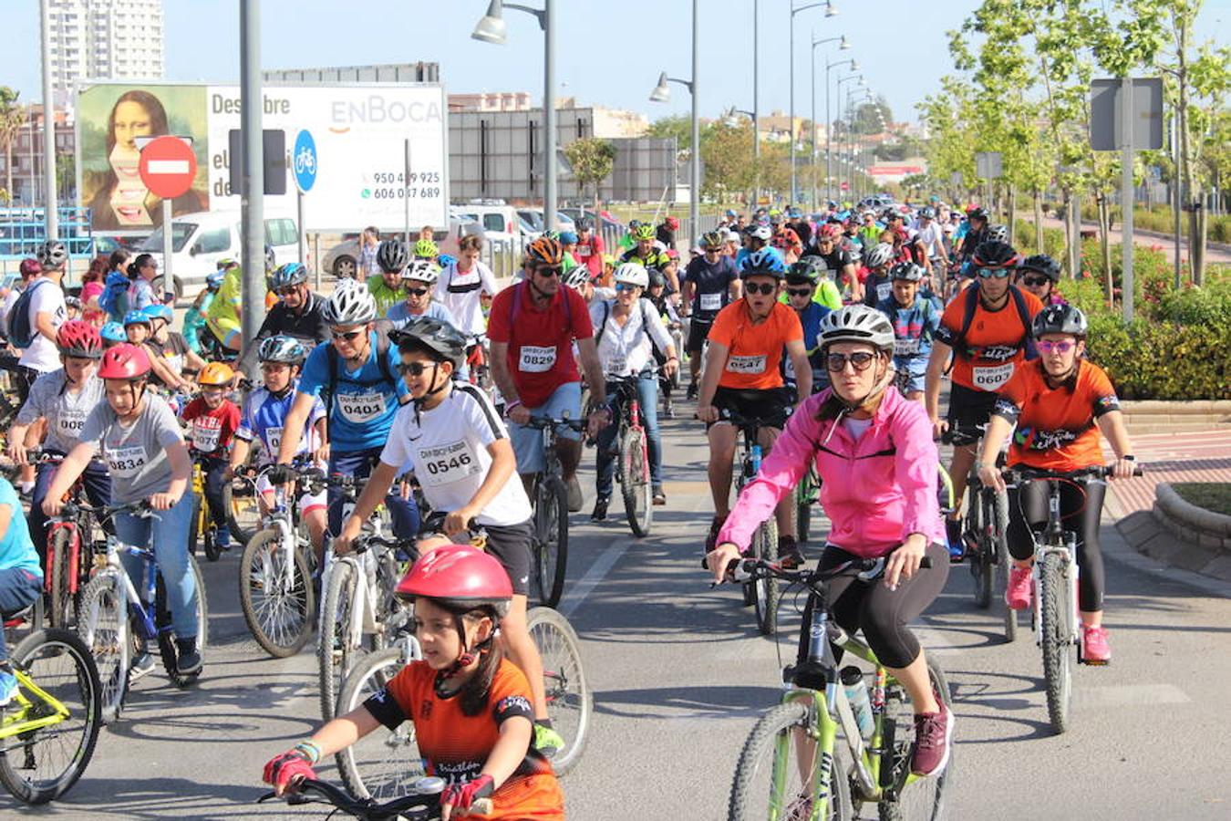 Cerca de un millar de personas participaron en la tarde de ayer en el Día de la Bicicleta del núcleo de El Ejido. Un evento que volvió a subir sobre las dos ruedas a abuelos, padres y nietos para disfrutar de una jornada de ocio y deporte en familia.