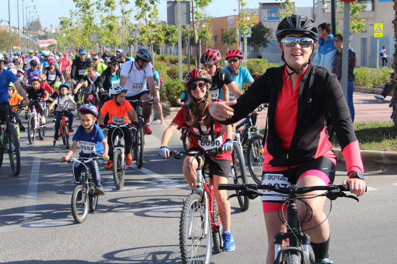 Cerca de un millar de personas participaron en la tarde de ayer en el Día de la Bicicleta del núcleo de El Ejido. Un evento que volvió a subir sobre las dos ruedas a abuelos, padres y nietos para disfrutar de una jornada de ocio y deporte en familia.