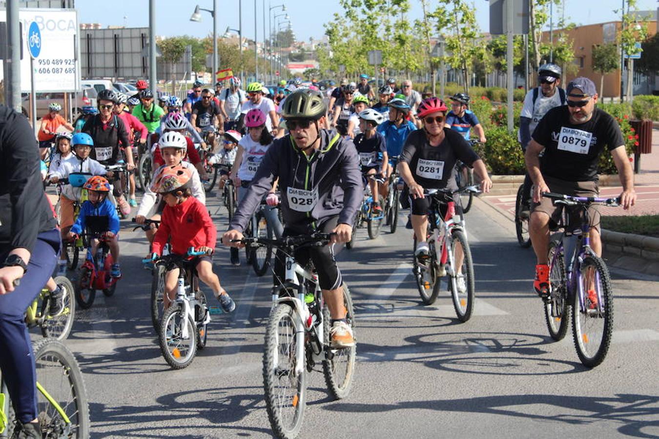 Cerca de un millar de personas participaron en la tarde de ayer en el Día de la Bicicleta del núcleo de El Ejido. Un evento que volvió a subir sobre las dos ruedas a abuelos, padres y nietos para disfrutar de una jornada de ocio y deporte en familia.