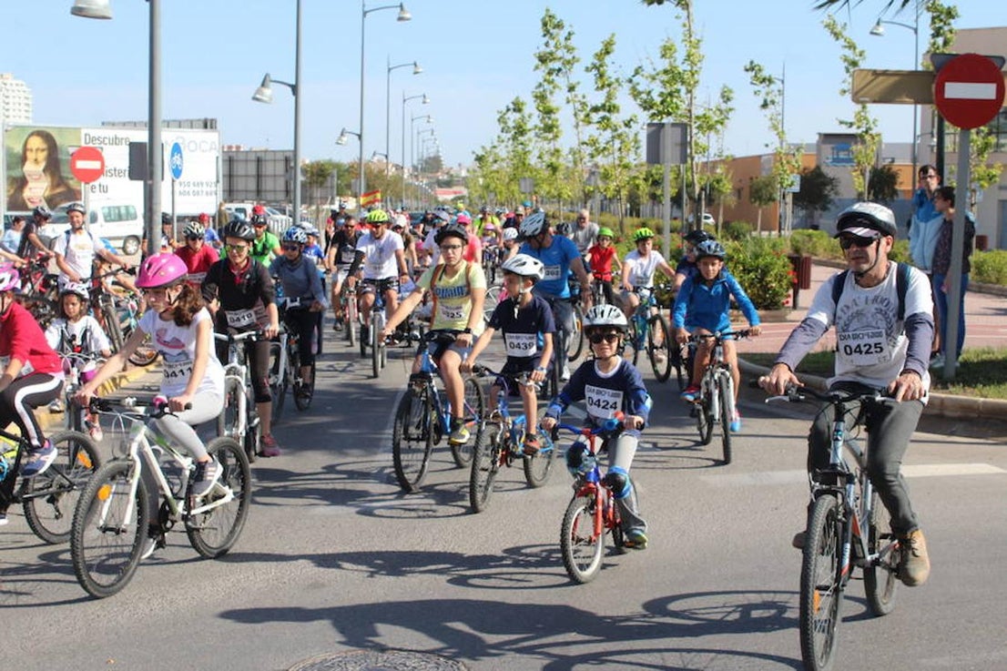 Cerca de un millar de personas participaron en la tarde de ayer en el Día de la Bicicleta del núcleo de El Ejido. Un evento que volvió a subir sobre las dos ruedas a abuelos, padres y nietos para disfrutar de una jornada de ocio y deporte en familia.