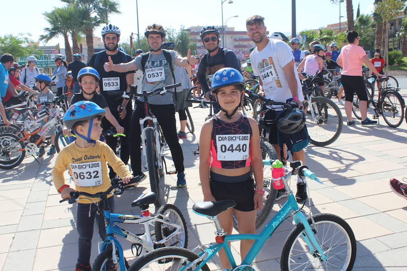 Cerca de un millar de personas participaron en la tarde de ayer en el Día de la Bicicleta del núcleo de El Ejido. Un evento que volvió a subir sobre las dos ruedas a abuelos, padres y nietos para disfrutar de una jornada de ocio y deporte en familia.