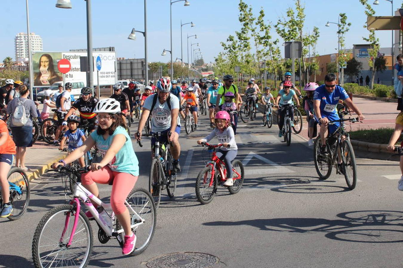 Cerca de un millar de personas participaron en la tarde de ayer en el Día de la Bicicleta del núcleo de El Ejido. Un evento que volvió a subir sobre las dos ruedas a abuelos, padres y nietos para disfrutar de una jornada de ocio y deporte en familia.