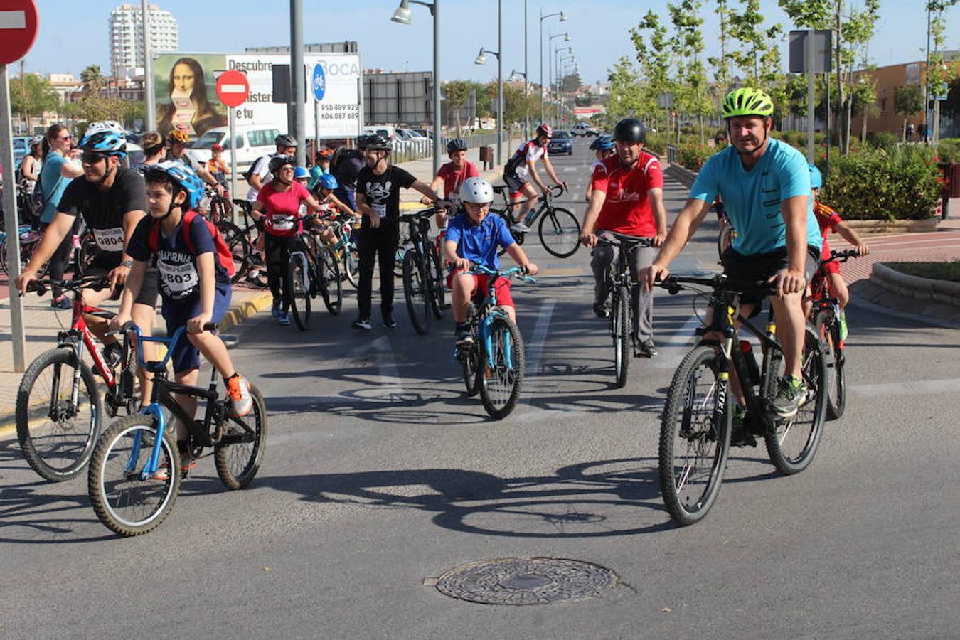 Cerca de un millar de personas participaron en la tarde de ayer en el Día de la Bicicleta del núcleo de El Ejido. Un evento que volvió a subir sobre las dos ruedas a abuelos, padres y nietos para disfrutar de una jornada de ocio y deporte en familia.