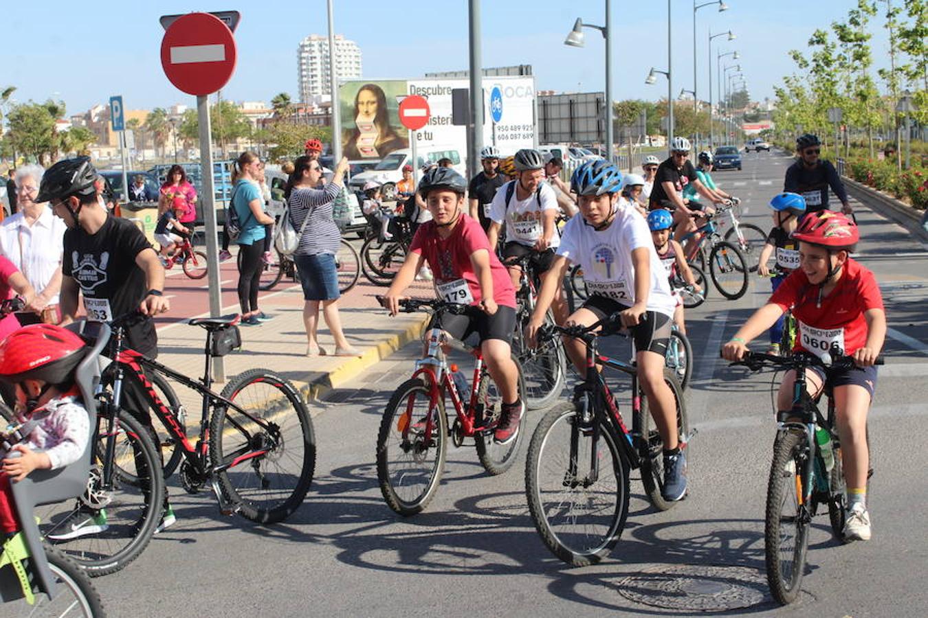 Cerca de un millar de personas participaron en la tarde de ayer en el Día de la Bicicleta del núcleo de El Ejido. Un evento que volvió a subir sobre las dos ruedas a abuelos, padres y nietos para disfrutar de una jornada de ocio y deporte en familia.